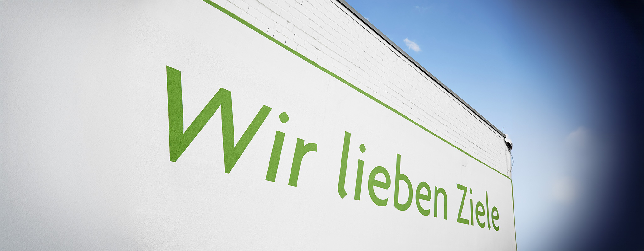Schriftzug „Wir lieben Ziele“ auf dem Alpensped Firmengebäude
