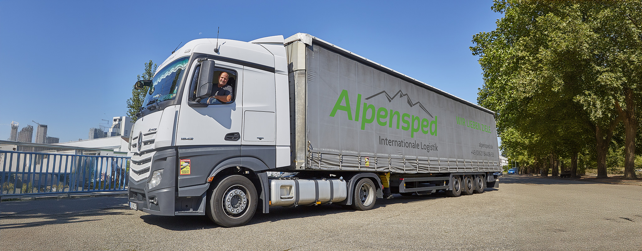 Alpensped-LKW mit Fahrer
