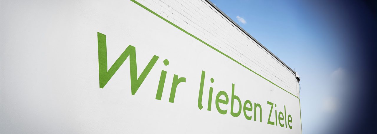 Schriftzug „Wir lieben Ziele“ auf dem Alpensped Firmengebäude