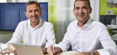 Geschäftsführer Christian und Massimo Faggin (rechts) am Schreibtisch